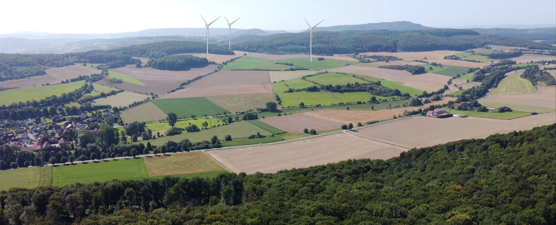 Windenergieanlagen bei Sonnenuntergang