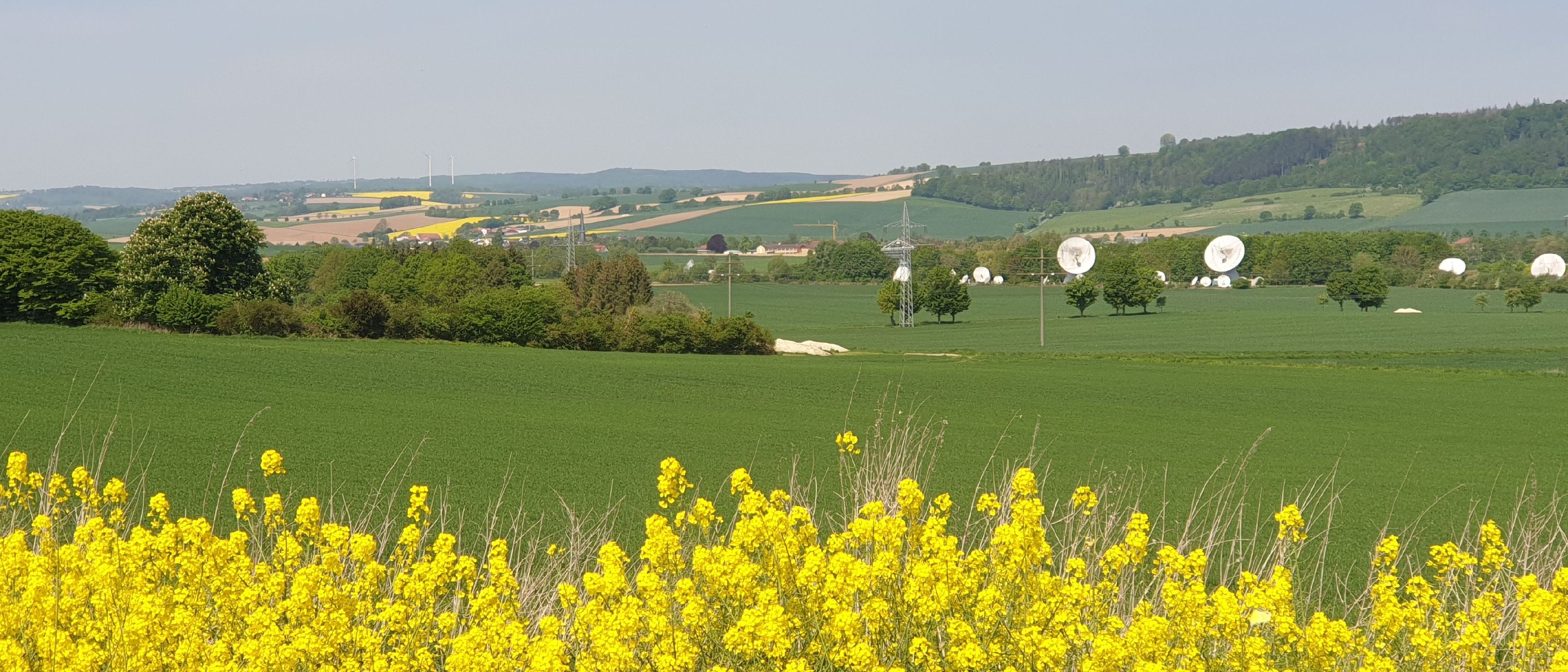 Blick über das Hummetal - Landschaft mit Rapsfeldern und Windrädern